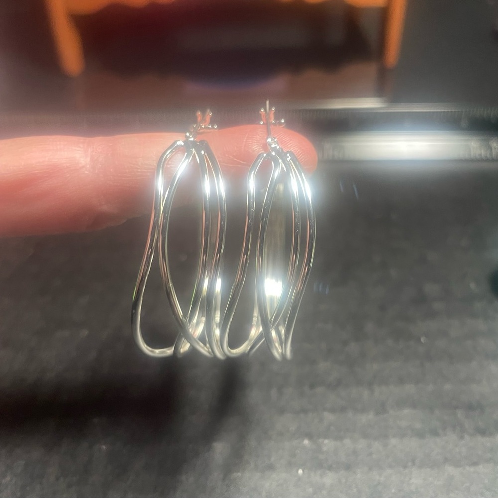 BNWT DKNY LARGE WAVY HOOPS SILVER TONE